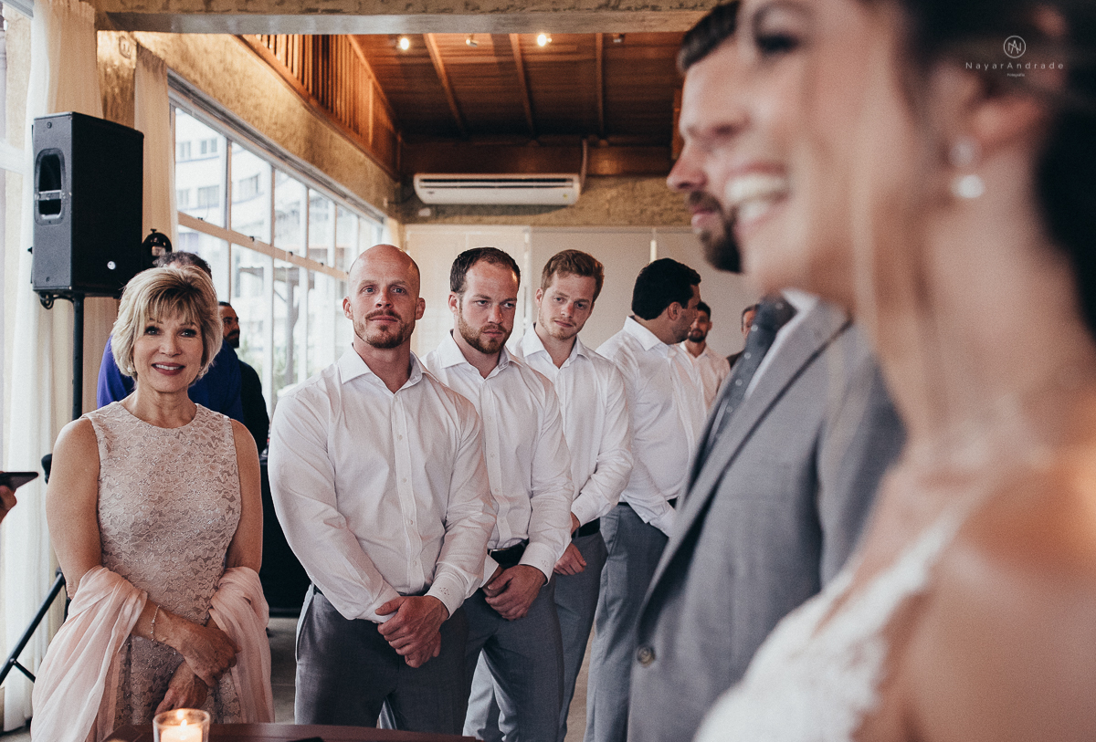 casamento rustico de tarde no salao plataforma na ilha porchat em santos sao vicente decoracao colorida e florida noivo canadense noiva brasileira tons claros  fotografa nayara andrade fotografia fotografa premiada
