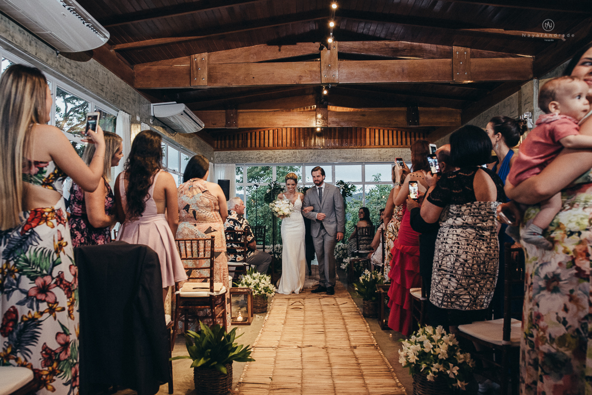 casamento rustico de tarde no salao plataforma na ilha porchat em santos sao vicente decoracao colorida e florida noivo canadense noiva brasileira tons claros  fotografa nayara andrade fotografia fotografa premiada