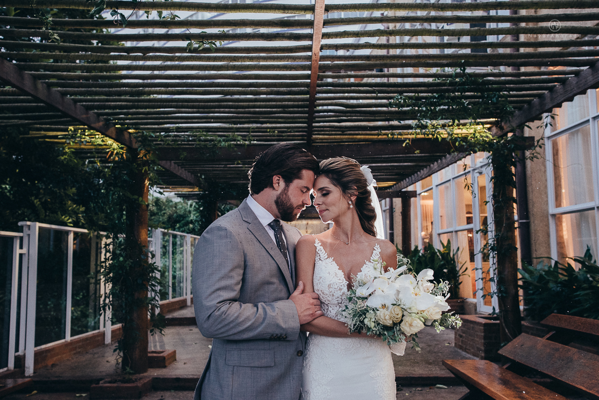 casamento rustico de tarde no salao plataforma na ilha porchat em santos sao vicente decoracao colorida e florida noivo canadense noiva brasileira tons claros  fotografa nayara andrade fotografia fotografa premiada