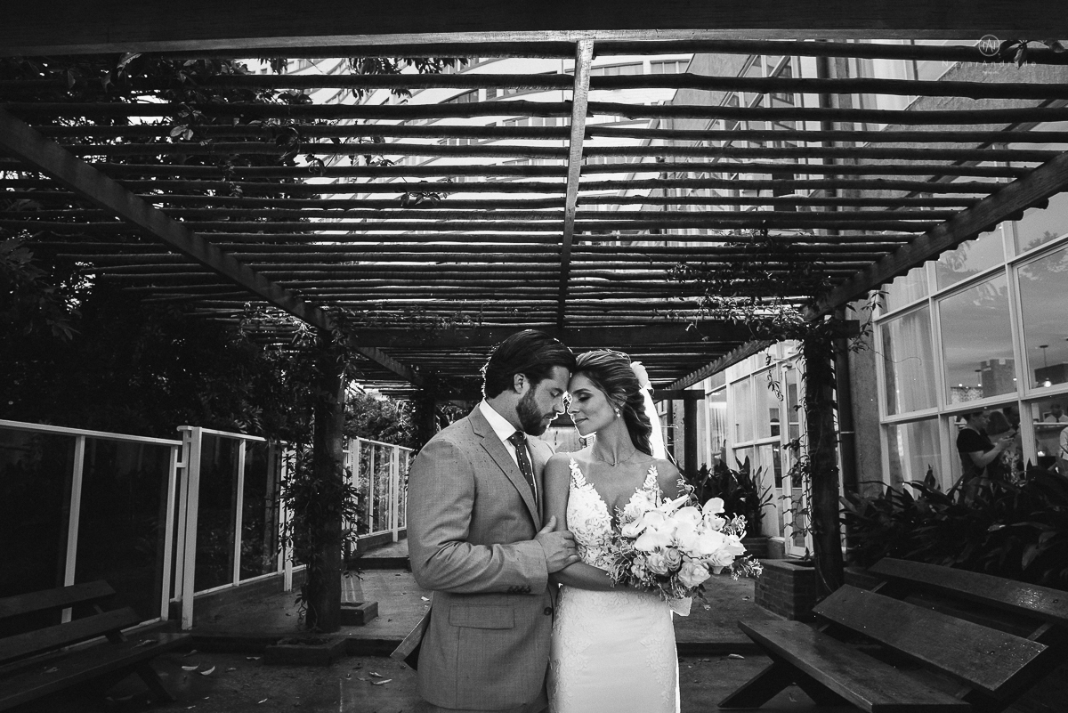 casamento rustico de tarde no salao plataforma na ilha porchat em santos sao vicente decoracao colorida e florida noivo canadense noiva brasileira tons claros  fotografa nayara andrade fotografia fotografa premiada