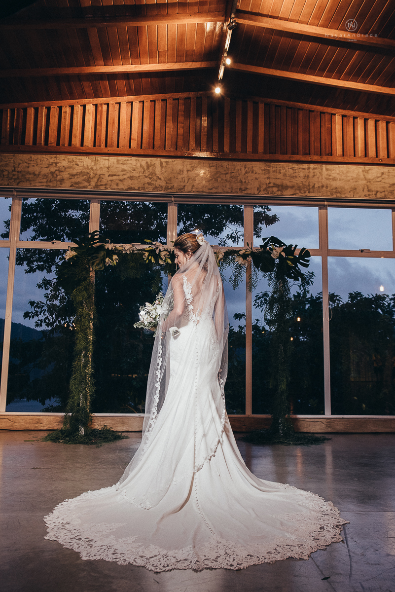 casamento rustico de tarde no salao plataforma na ilha porchat em santos sao vicente decoracao colorida e florida noivo canadense noiva brasileira tons claros  fotografa nayara andrade fotografia fotografa premiada