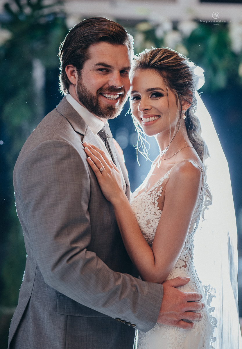 casamento rustico de tarde no salao plataforma na ilha porchat em santos sao vicente decoracao colorida e florida noivo canadense noiva brasileira tons claros  fotografa nayara andrade fotografia fotografa premiada