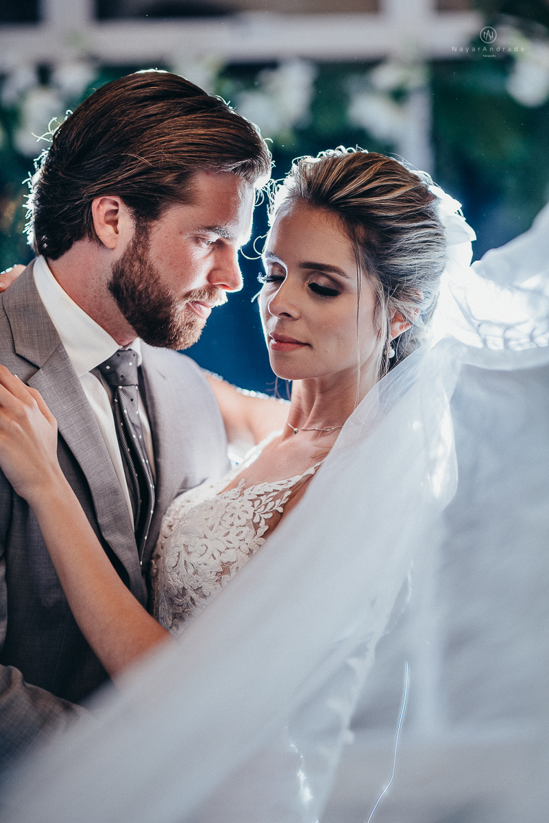 casamento rustico de tarde no salao plataforma na ilha porchat em santos sao vicente decoracao colorida e florida noivo canadense noiva brasileira tons claros  fotografa nayara andrade fotografia fotografa premiada