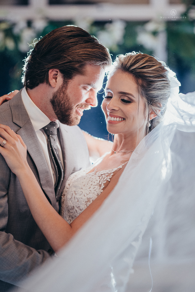 casamento rustico de tarde no salao plataforma na ilha porchat em santos sao vicente decoracao colorida e florida noivo canadense noiva brasileira tons claros  fotografa nayara andrade fotografia fotografa premiada
