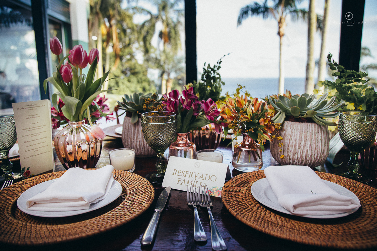 foto de decoracao no salao mansao da ilha em sao vicente flores tropicais coloridas e rustico