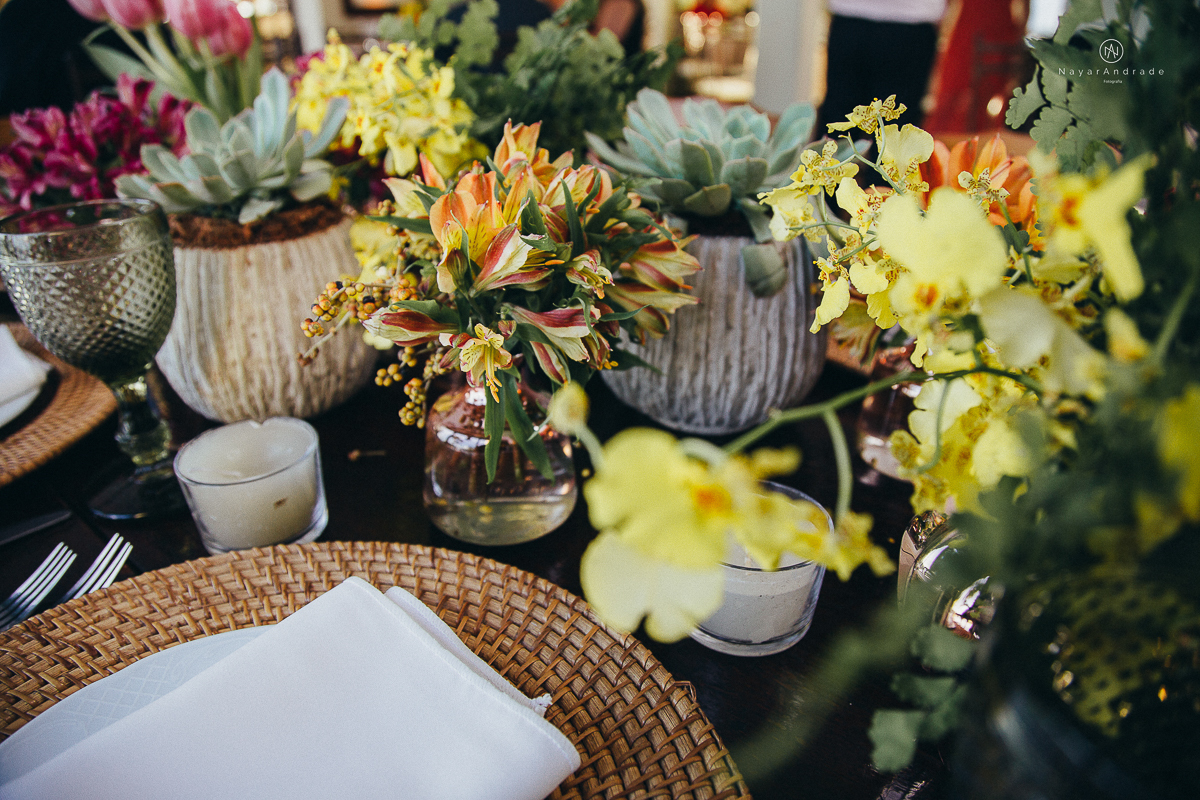 foto de decoracao no salao mansao da ilha em sao vicente flores tropicais coloridas e rustico