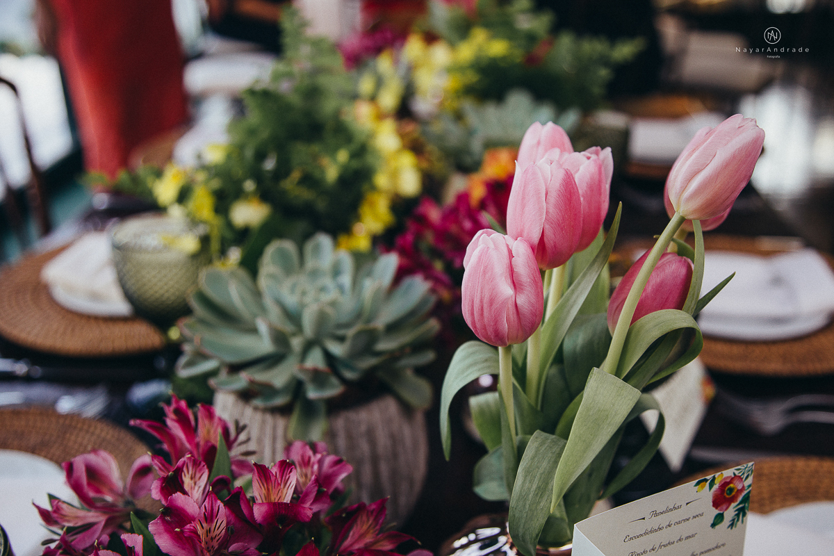 foto de decoracao no salao mansao da ilha em sao vicente flores tropicais coloridas e rustico