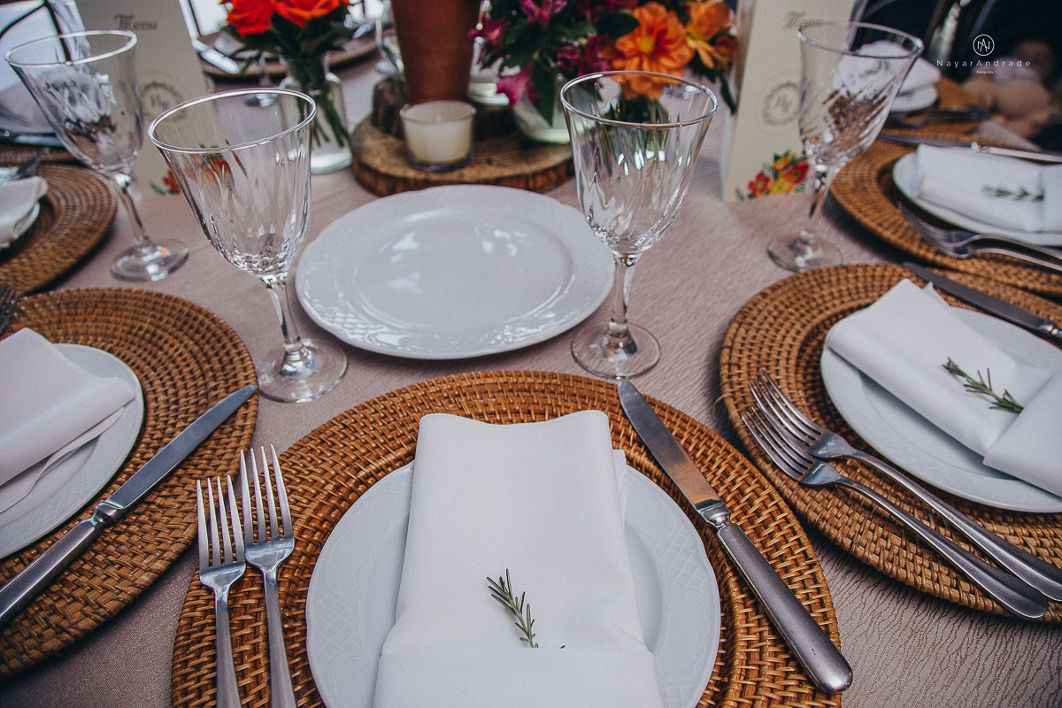 foto de decoracao no salao mansao da ilha em sao vicente flores tropicais coloridas e rustico