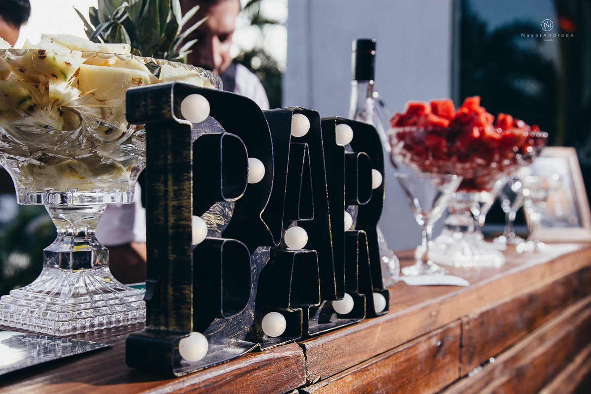 foto de decoracao no salao mansao da ilha em sao vicente flores tropicais coloridas e rustico