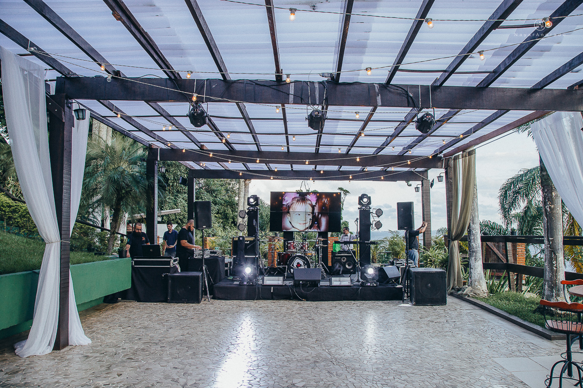 foto de decoracao no salao mansao da ilha em sao vicente flores tropicais coloridas e rustico