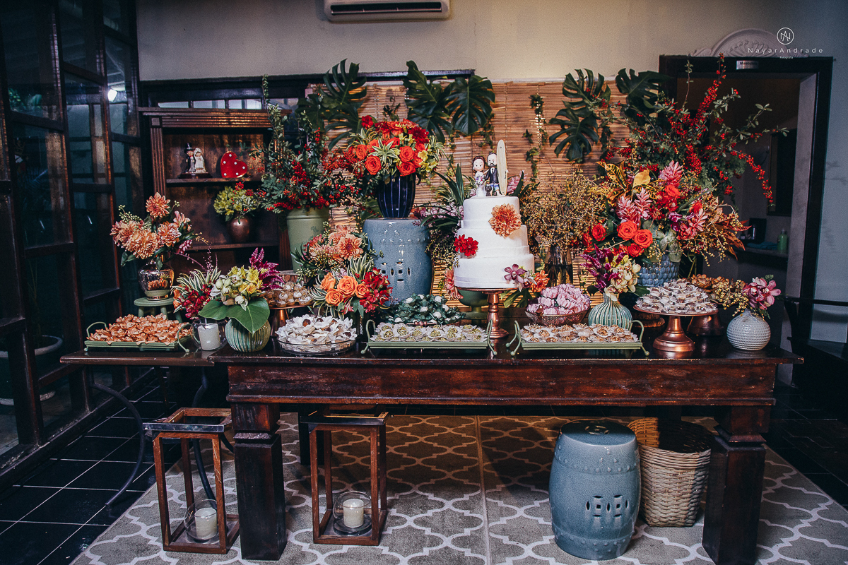 foto de decoracao no salao mansao da ilha em sao vicente flores tropicais coloridas e rustico