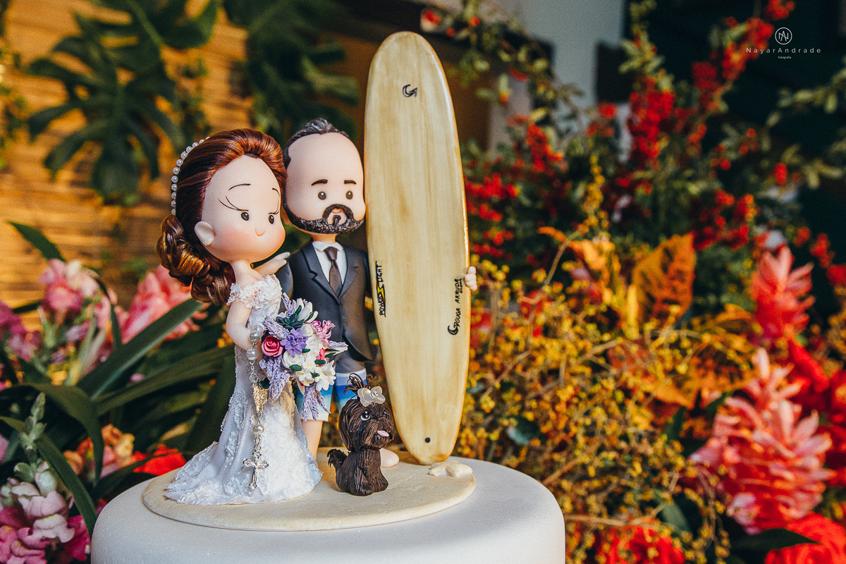 foto de decoracao no salao mansao da ilha em sao vicente flores tropicais coloridas e rustico