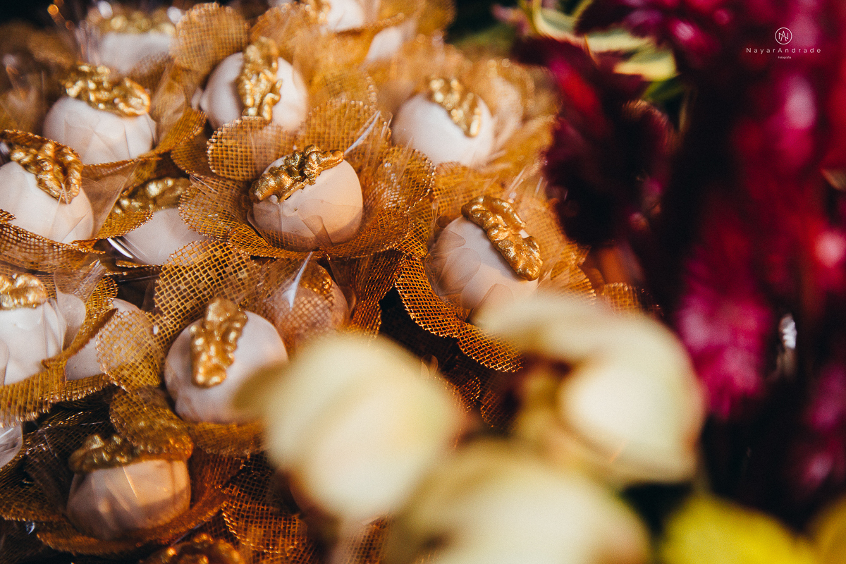 foto de decoracao no salao mansao da ilha em sao vicente flores tropicais coloridas e rustico