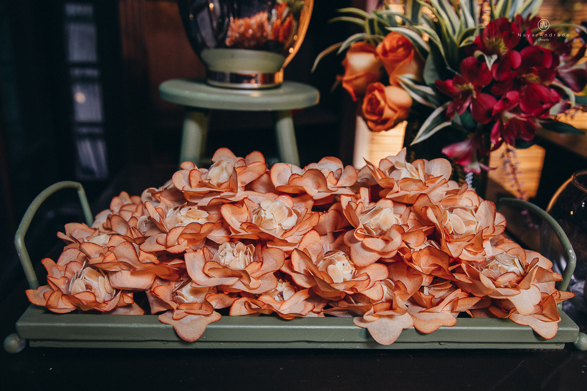 foto de decoracao no salao mansao da ilha em sao vicente flores tropicais coloridas e rustico