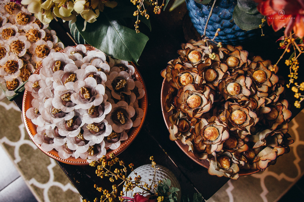 foto de decoracao no salao mansao da ilha em sao vicente flores tropicais coloridas e rustico