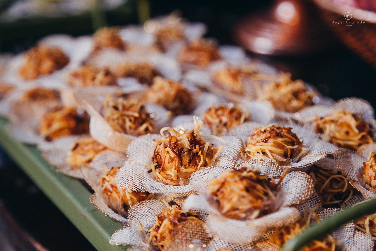 foto de decoracao no salao mansao da ilha em sao vicente flores tropicais coloridas e rustico