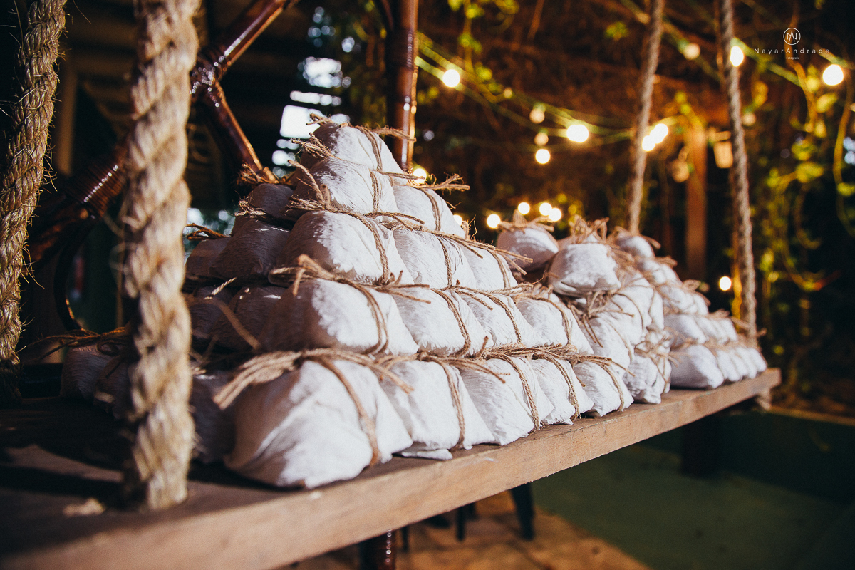 foto de decoracao no salao mansao da ilha em sao vicente flores tropicais coloridas e rustico