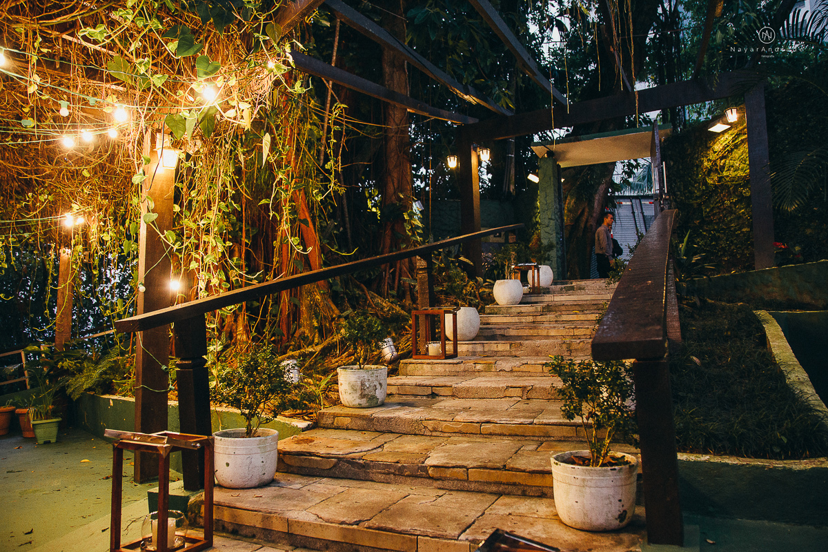 foto de decoracao no salao mansao da ilha em sao vicente flores tropicais coloridas e rustico