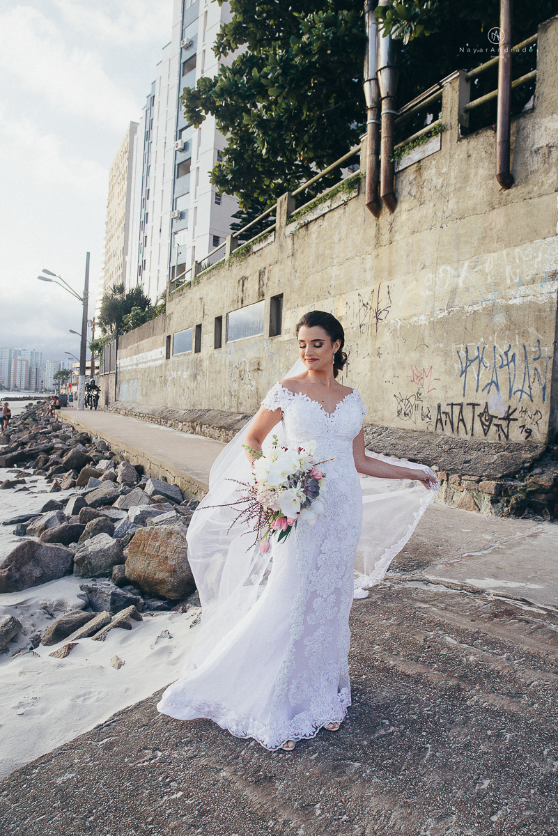 fotos externas feitas em sao vicente santos na subida do ilha porchat com o por do sol casal vestidos de noivo na praia