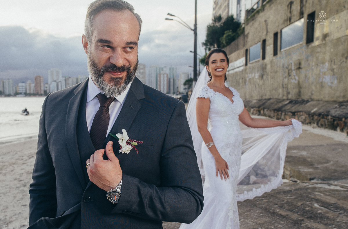 fotos externas feitas em sao vicente santos na subida do ilha porchat com o por do sol casal vestidos de noivo na praia