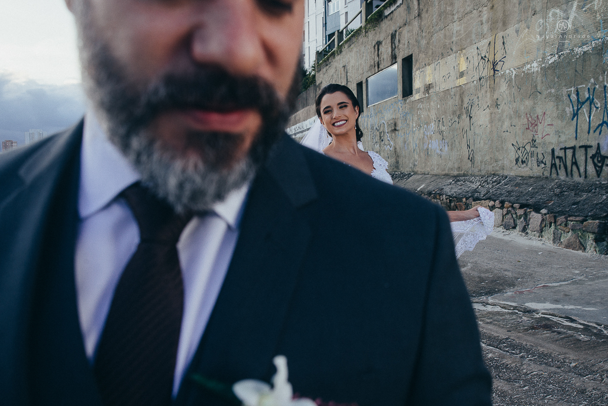 fotos externas feitas em sao vicente santos na subida do ilha porchat com o por do sol casal vestidos de noivo na praia
