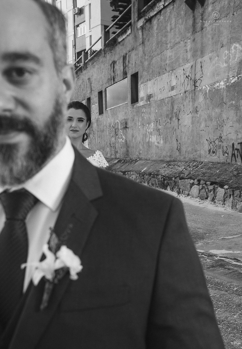 fotos externas feitas em sao vicente santos na subida do ilha porchat com o por do sol casal vestidos de noivo na praia