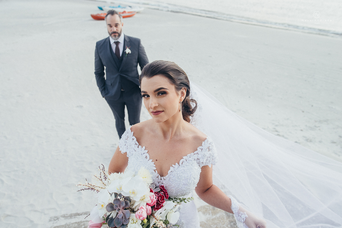 fotos externas feitas em sao vicente santos na subida do ilha porchat com o por do sol casal vestidos de noivo na praia