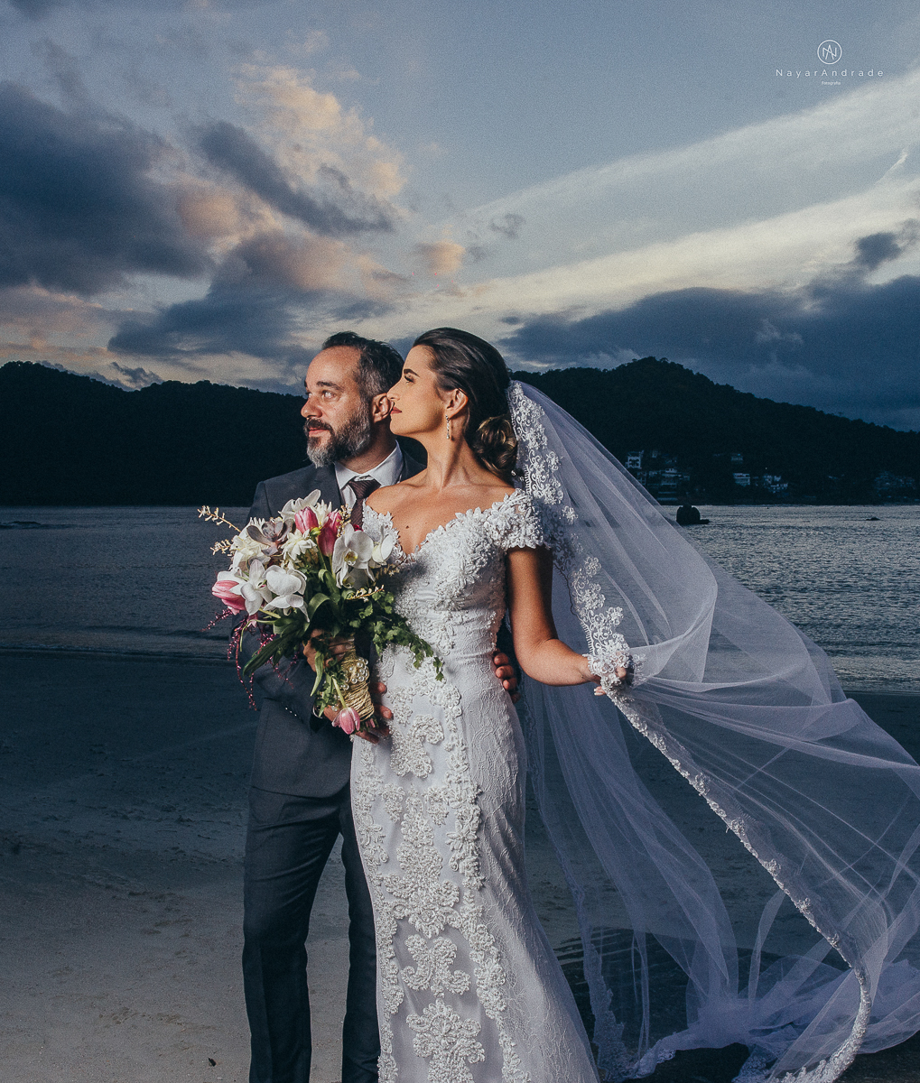 fotos externas feitas em sao vicente santos na subida do ilha porchat com o por do sol casal vestidos de noivo na praia