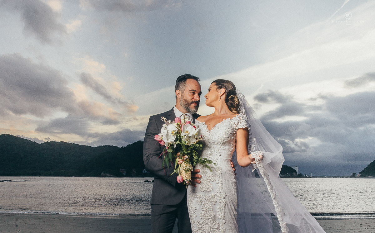 fotos externas feitas em sao vicente santos na subida do ilha porchat com o por do sol casal vestidos de noivo na praia