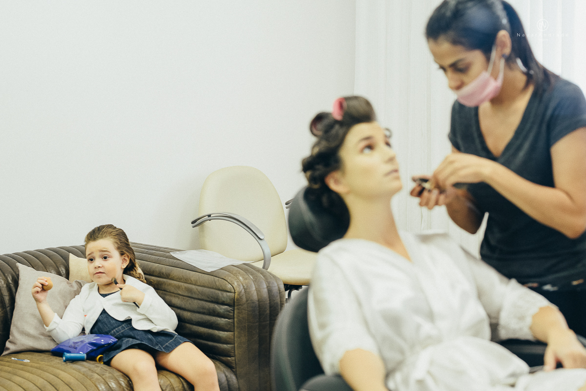 foto da noiva no dia da noiva no salao com a mae emocionante contato mae e filha