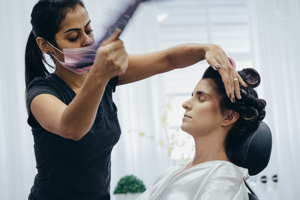 foto da noiva no dia da noiva no salao com a mae emocionante contato mae e filha