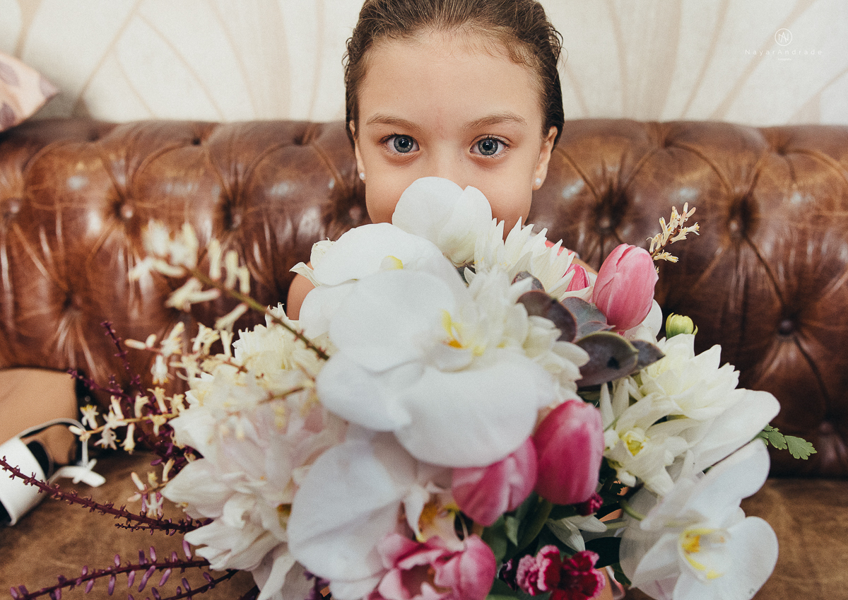 foto da noiva no dia da noiva no salao com a mae emocionante contato mae e filha