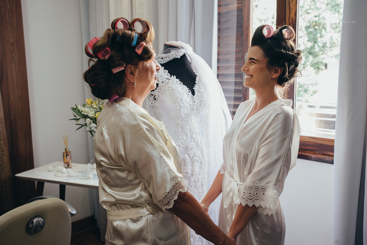 foto da noiva no dia da noiva no salao com a mae emocionante contato mae e filha