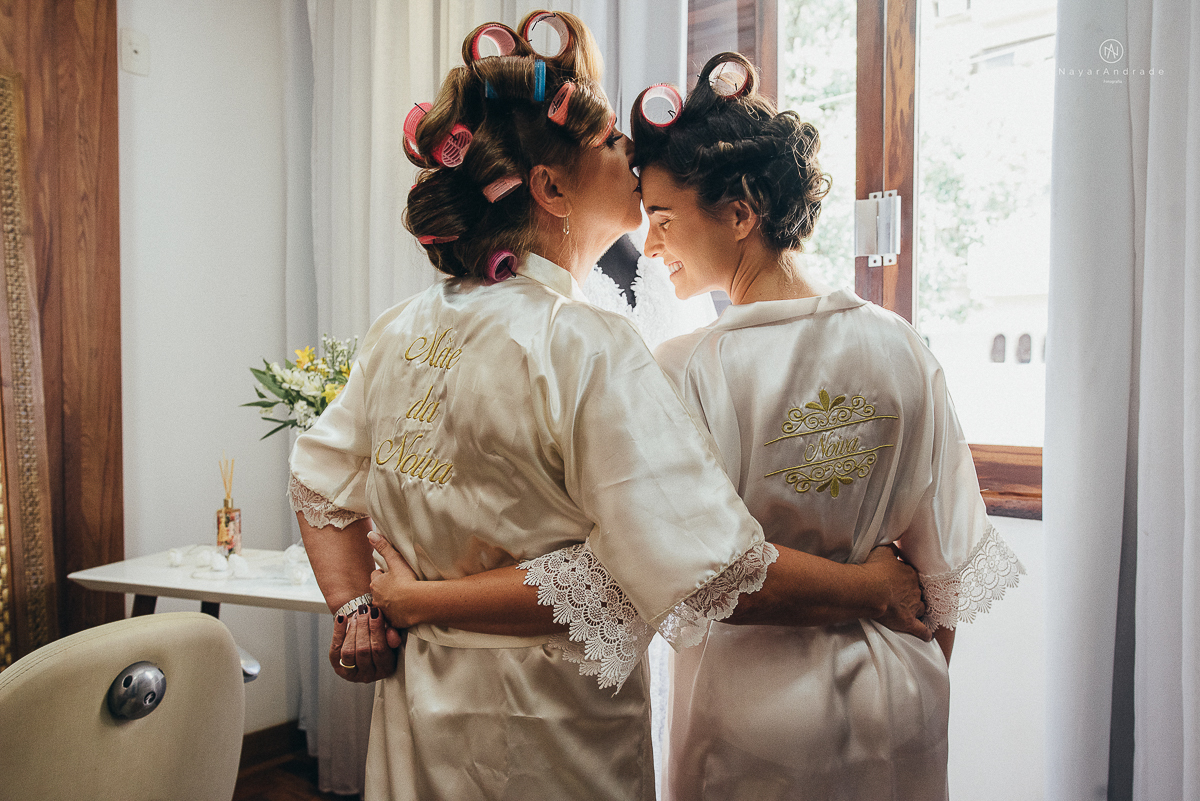 foto da noiva no dia da noiva no salao com a mae emocionante contato mae e filha