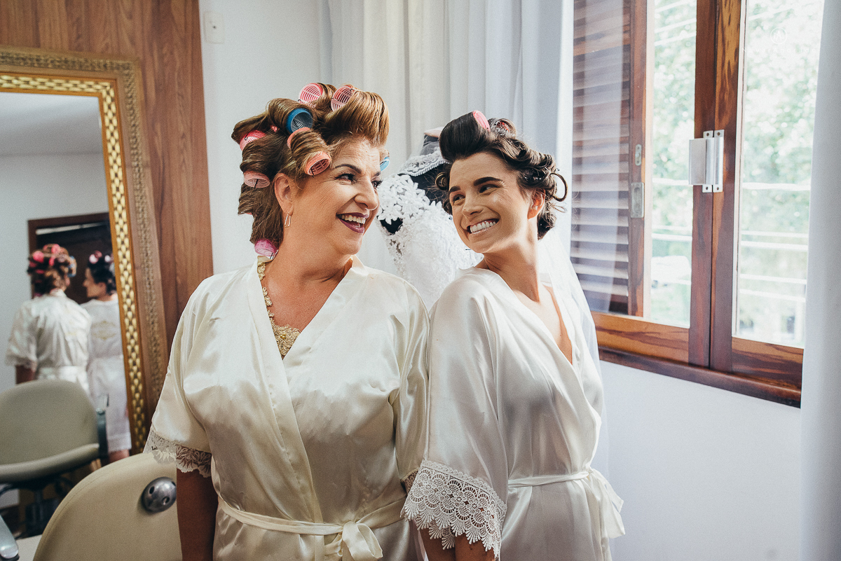 foto da noiva no dia da noiva no salao com a mae emocionante contato mae e filha