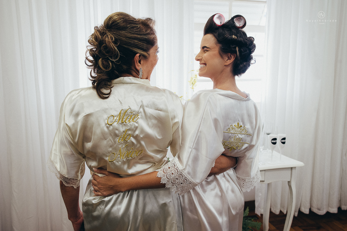 foto da noiva no dia da noiva no salao com a mae emocionante contato mae e filha