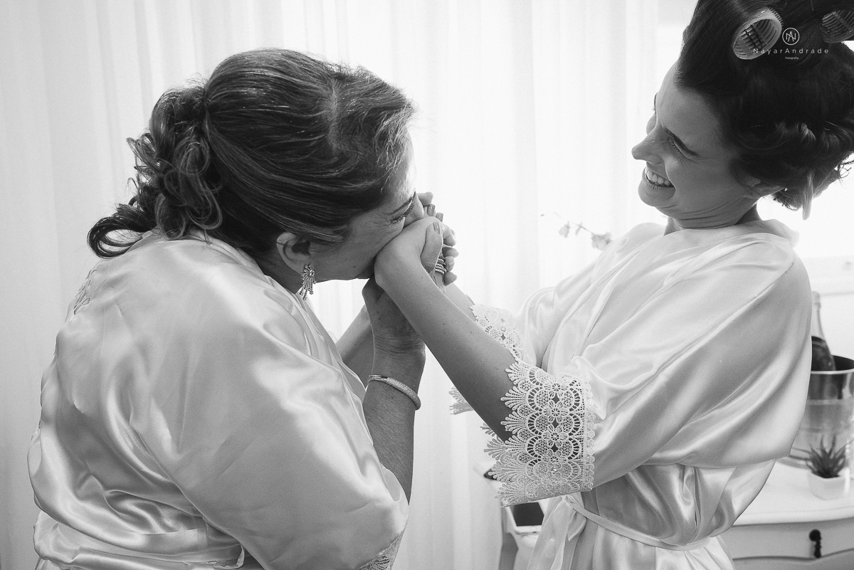 foto da noiva no dia da noiva no salao com a mae emocionante contato mae e filha