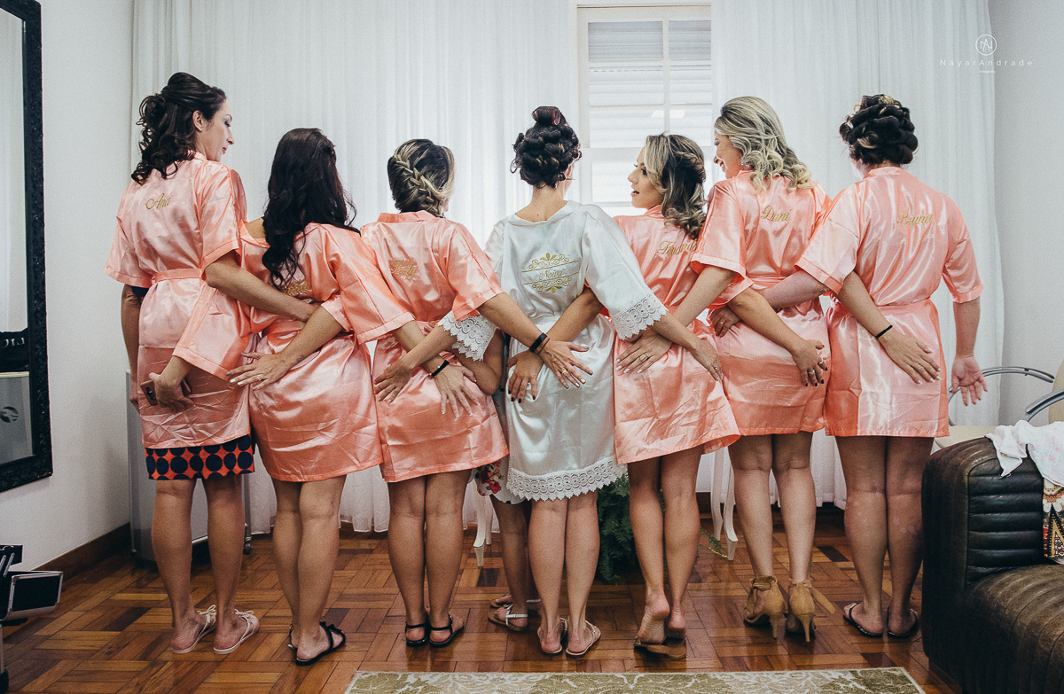 madrinhas no dia da noiva de robe rrosa rose salmao comemorando com a noiva