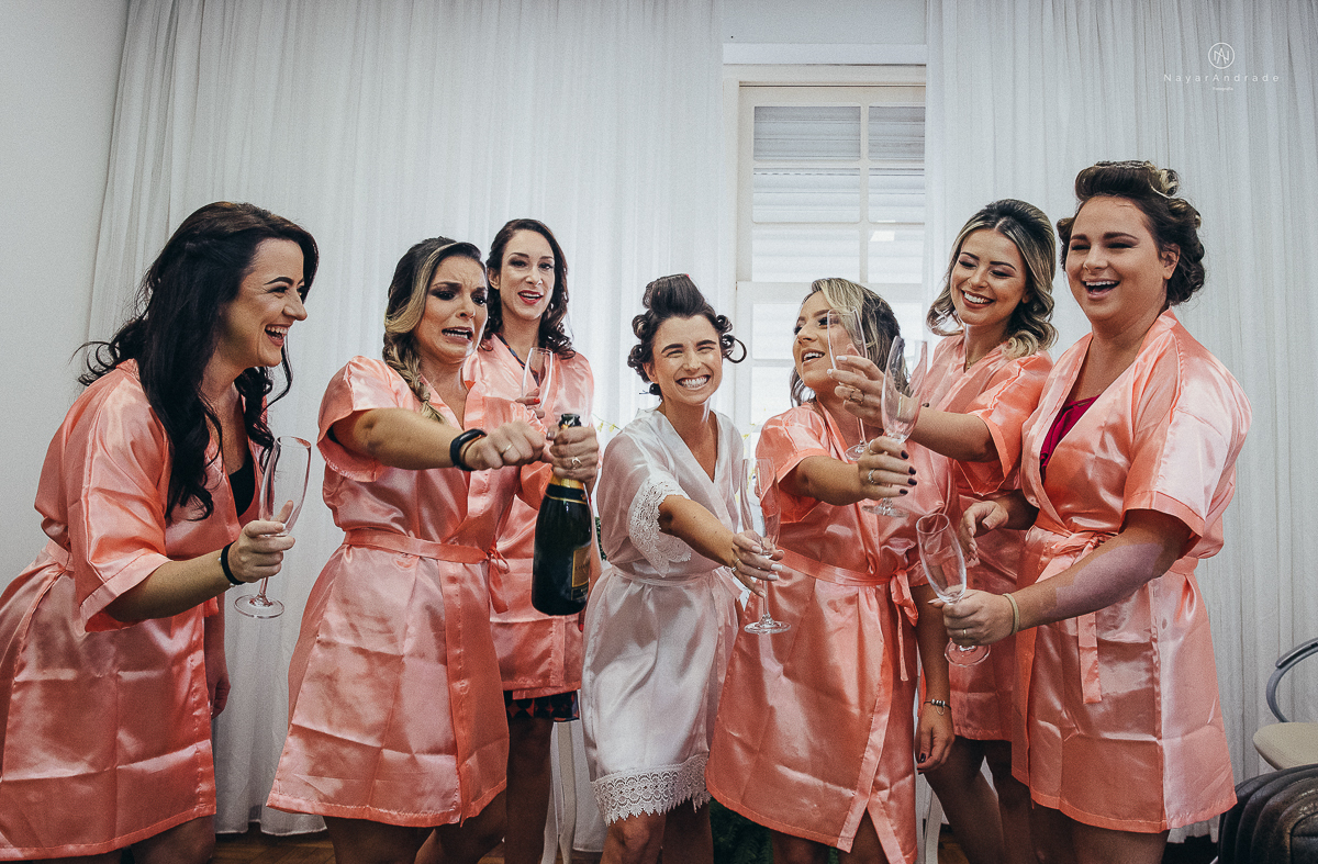 madrinhas no dia da noiva de robe rrosa rose salmao comemorando com a noiva