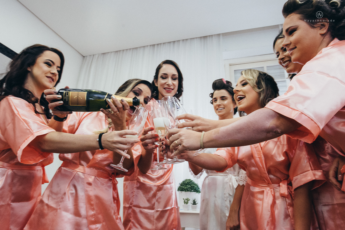 madrinhas no dia da noiva de robe rrosa rose salmao comemorando com a noiva