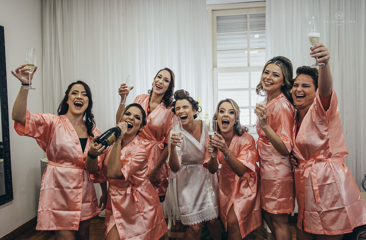 madrinhas no dia da noiva de robe rrosa rose salmao comemorando com a noiva