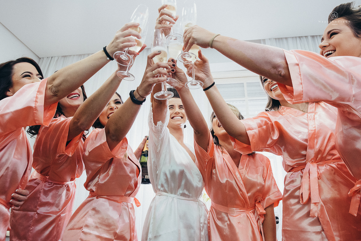 madrinhas no dia da noiva de robe rrosa rose salmao comemorando com a noiva