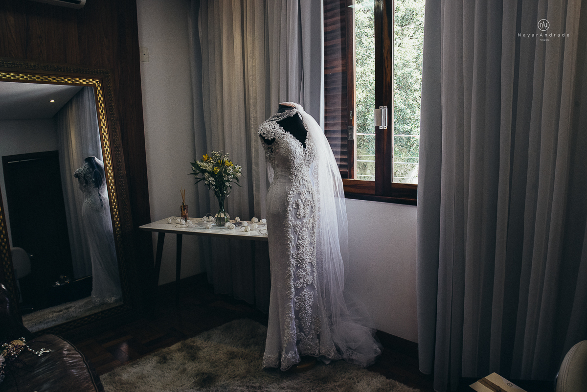 foto da noiva no dia da noiva no salao com a mae emocionante contato mae e filha