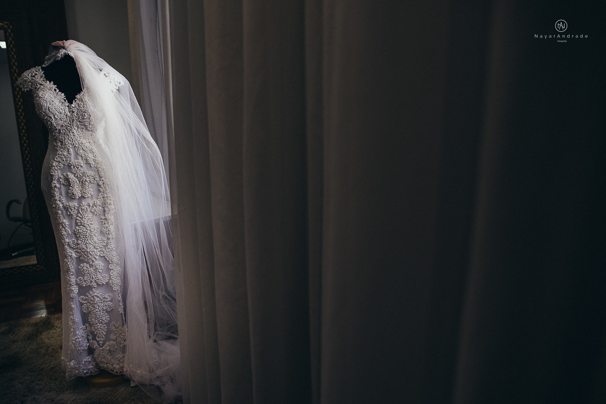 foto da noiva no dia da noiva no salao com a mae emocionante contato mae e filha