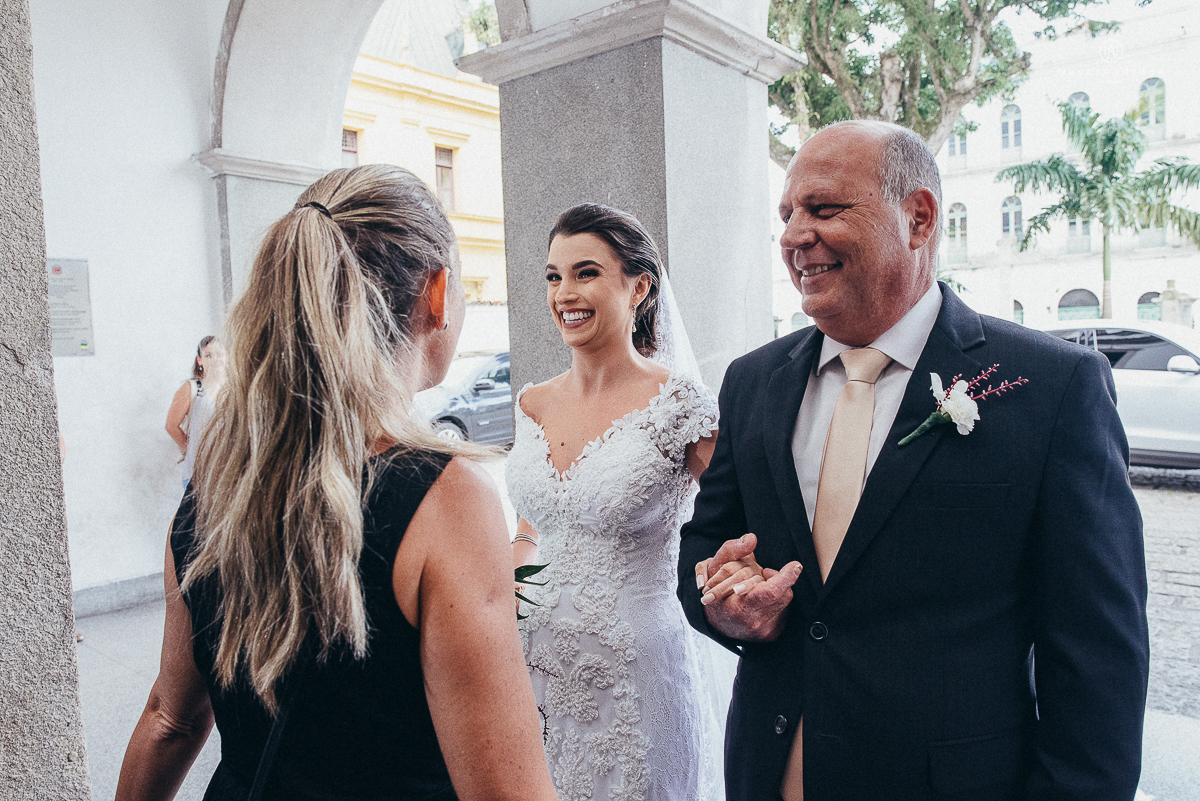 fotos de casamento na igreja santo antonio do valongo no centro de santos noiva com mantilha grande fotografa premiada internacionalmente