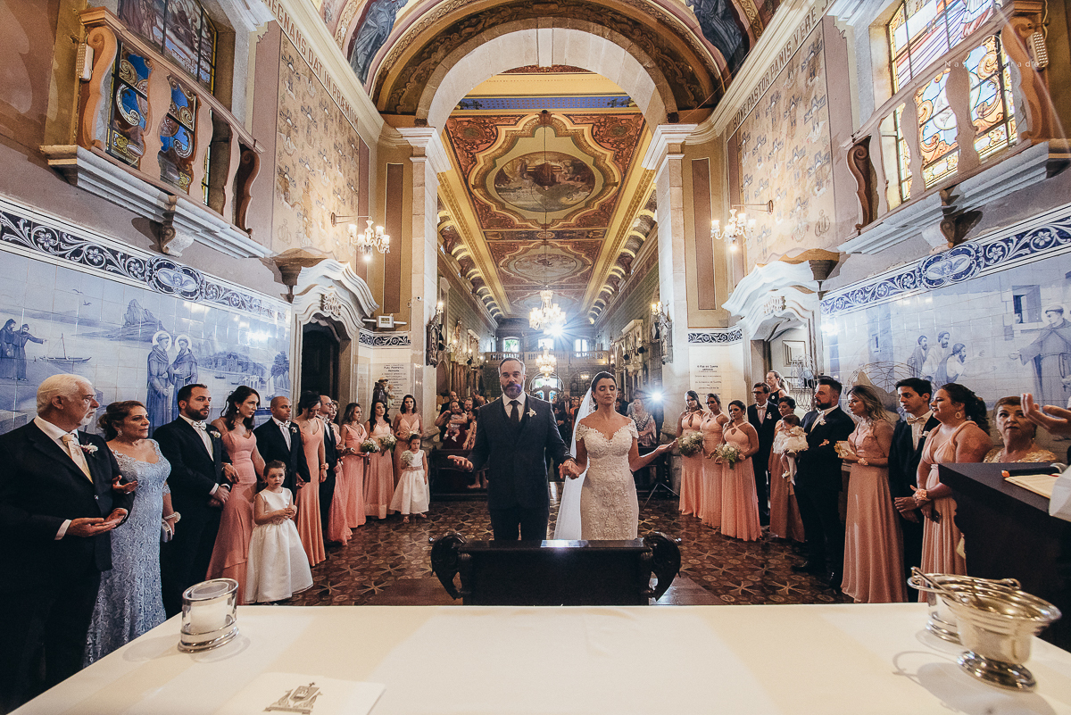 fotos de casamento na igreja santo antonio do valongo no centro de santos noiva com mantilha grande fotografa premiada internacionalmente