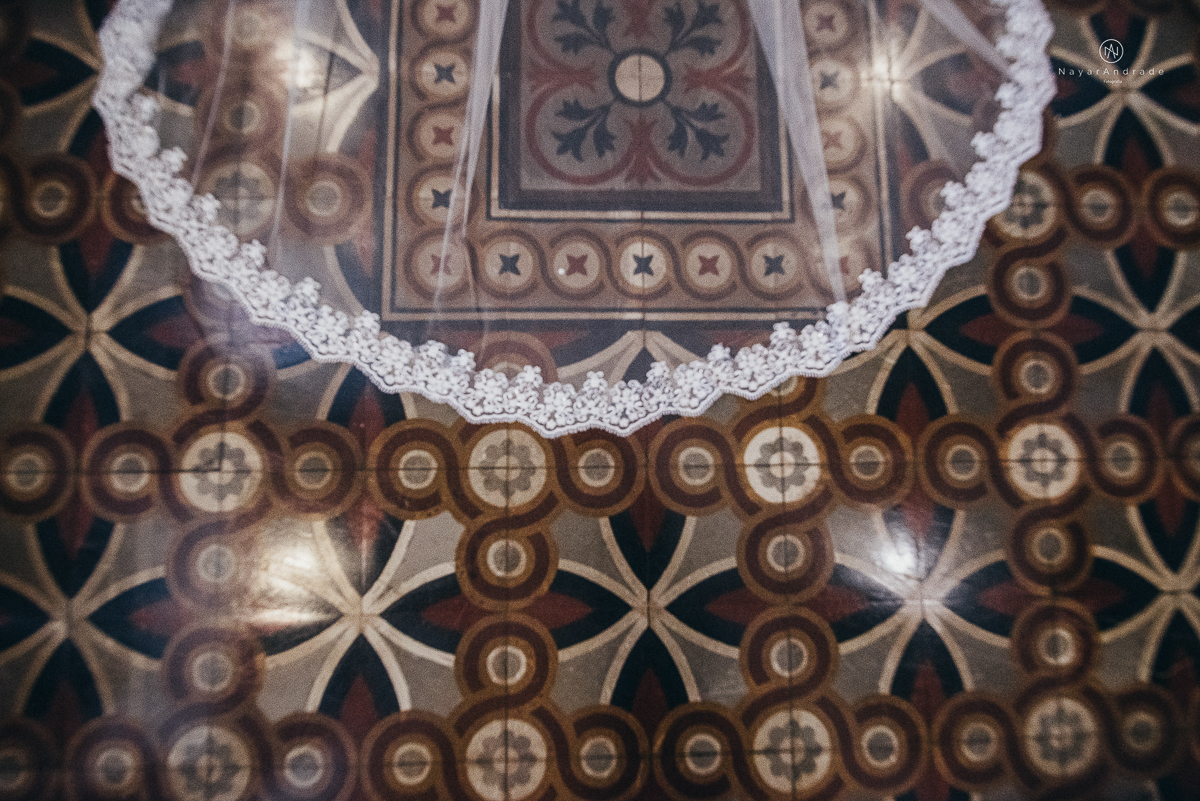 fotos externas feitas em sao vicente santos na subida do ilha porchat com o por do sol casal vestidos de noivo na praia