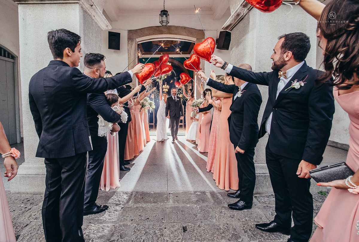 fotos de casamento na igreja santo antonio do valongo no centro de santos noiva com mantilha grande fotografa premiada internacionalmente