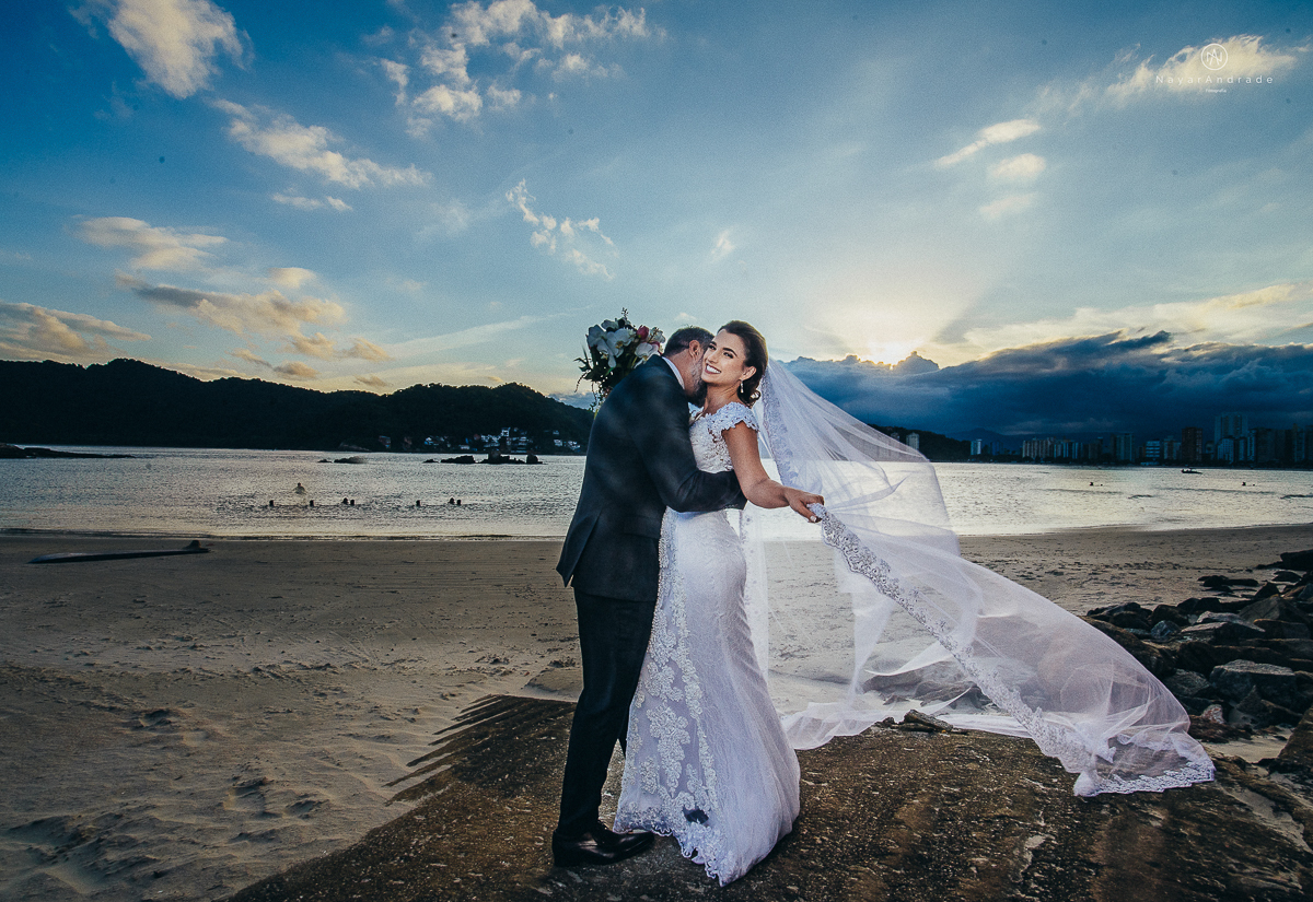 fotos externas feitas em sao vicente santos na subida do ilha porchat com o por do sol casal vestidos de noivo na praia