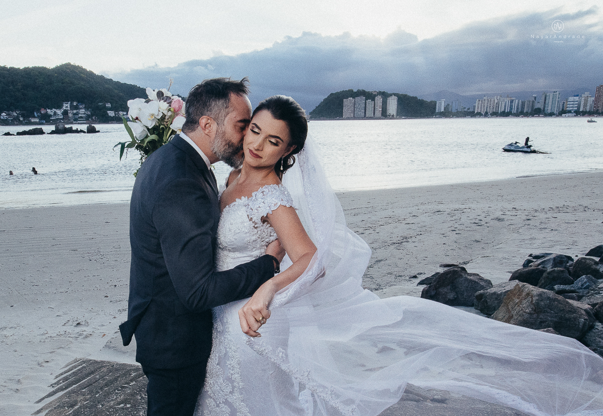 fotos externas feitas em sao vicente santos na subida do ilha porchat com o por do sol casal vestidos de noivo na praia